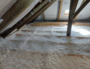 Zateplení stropu rodinného domu pomocí foukané izolace